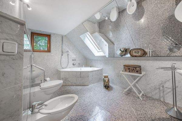 inklusive Bidet, Badewanne