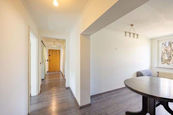 Diele mit offenem Übergang in den Wohnraum mit Treppe