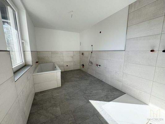 EG: Badezimmer mit Dusche und Badewanne