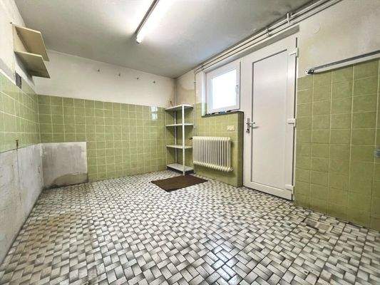 Sehr praktisch ist der Hauswirtschaftsraum im Keller