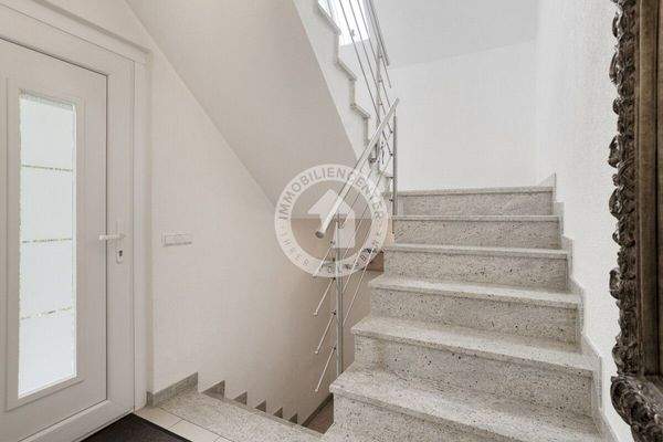 Der helle, einladende Eingangsbereich