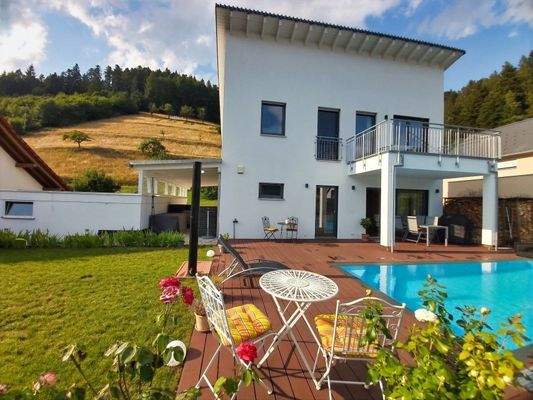 Außenansicht des Hauses mit Terrasse und Pool