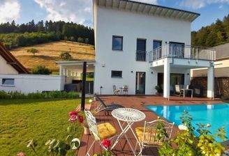 Außenansicht des Hauses mit Terrasse und Pool