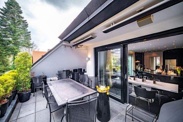 Freundlicher Essbereich auf der Terrasse