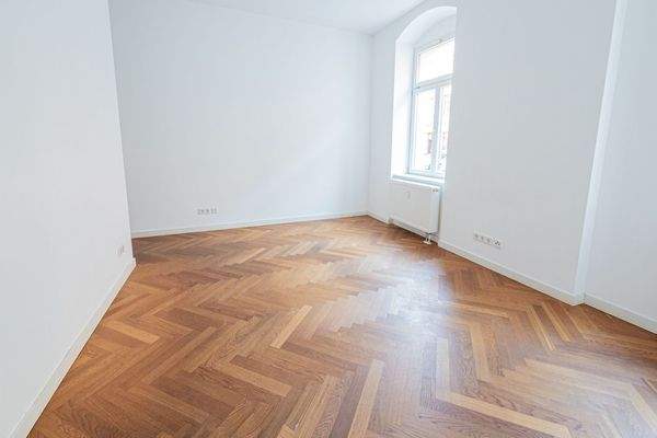 Wohnzimmer mit Parkettboden