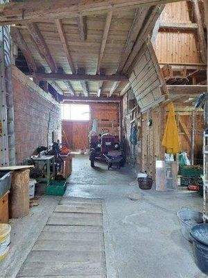 Scheunenbereich mit Grube für Autoreparaturen