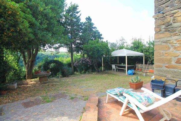 Kleine Wohnung mit Garten in einem historischen Naturstein-Bauernhaus in Vinci