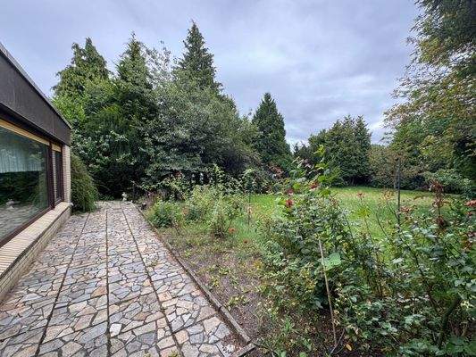 Terrasse mit Blick in den Garten