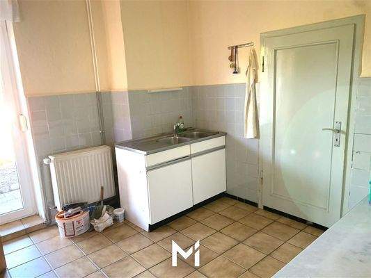 Küche mit Zugang in den Garten im Erdgeschoss