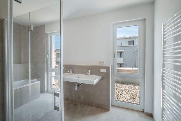 06_Bad mit Badewanne und viel Tageslicht_Whg28_ZGS