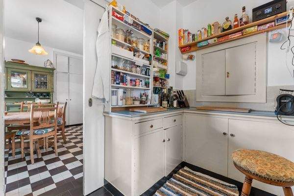 Anrichte mit Blick in die Küche