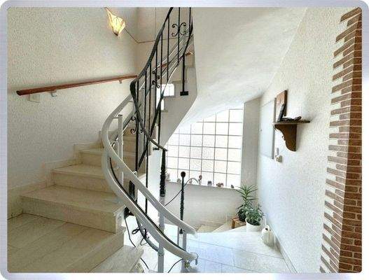 Treppenhaus mit Lift