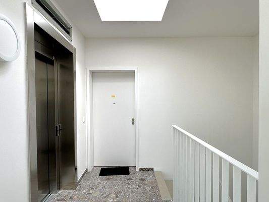 Treppenhaus mit Personenaufzug