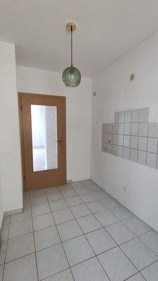 Helle Küche mit Fliesenboden