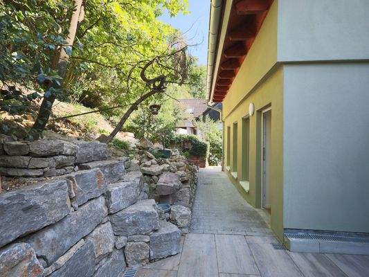 Uneinsehbare Terrasse mit angelegtem Steingarten und viel Natur