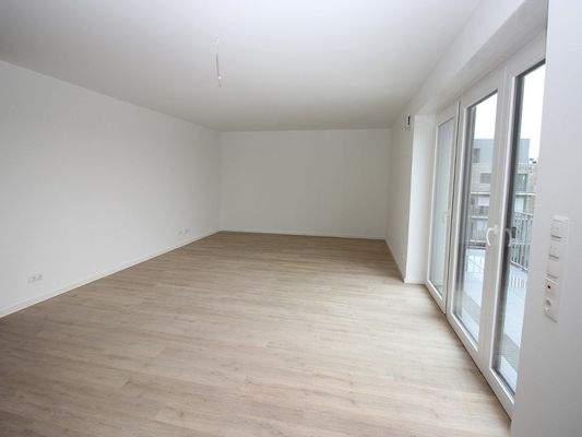 Wohn- und Essbereich mit Balkonzugang