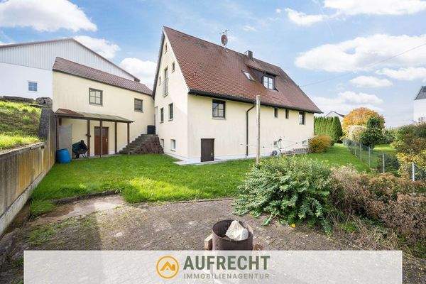 Hausansicht mit Garten