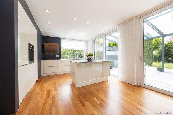 exklusiv ausgestattete Küche