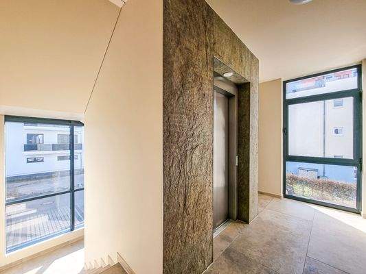 Treppenhaus mit Aufzug 