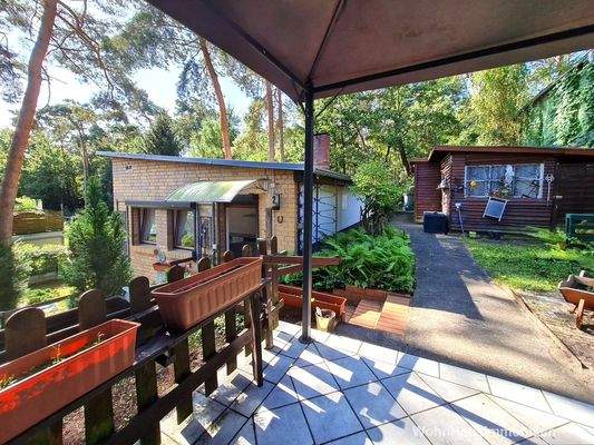 Blick vom Gartsitzplatz zu Kleinhaus und Nebengelass