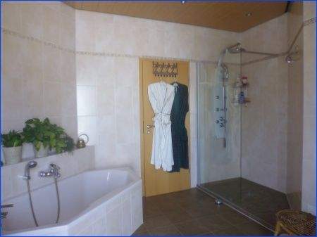 mit Badewanne und Dusche