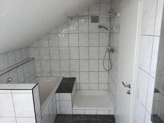 Badezimmer, Dusche + Wanne.jpg