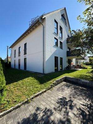 Das reine Wohngebäude von der Rückseite und ...