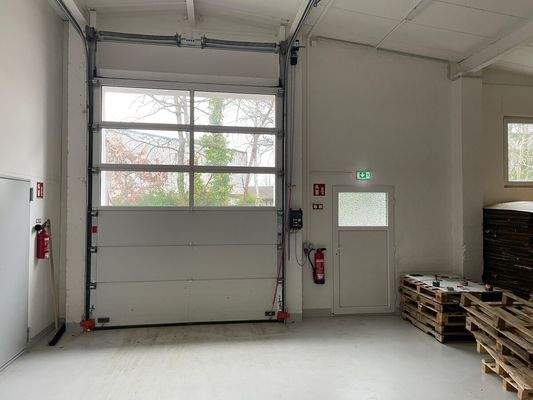 Großzügige Hallenfläche mit breitem Torzugang
