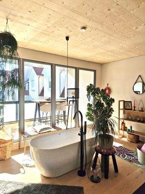 Galerie mit Badewanne