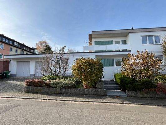 Ansicht Straße und Garage