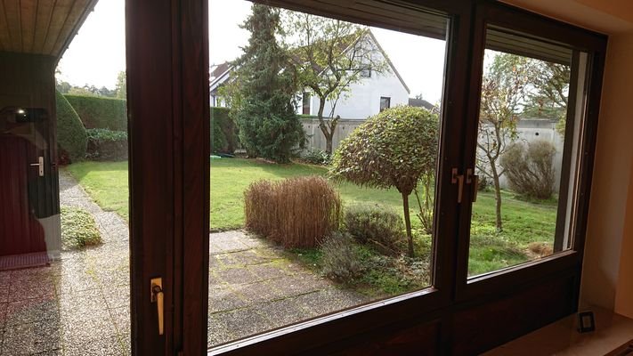 Blick aus Wohnzimmer in Garten