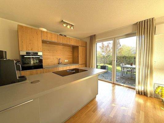 Offene Küche mit Zugang zur Terrasse