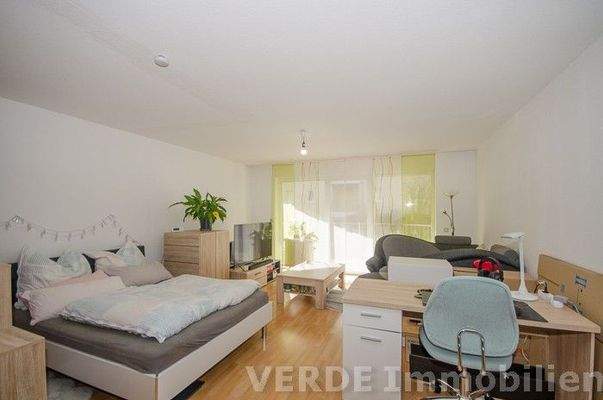 Helles Wohn-/Schlafzimmer