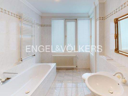 Tageslichtbad mit Badewanne ...