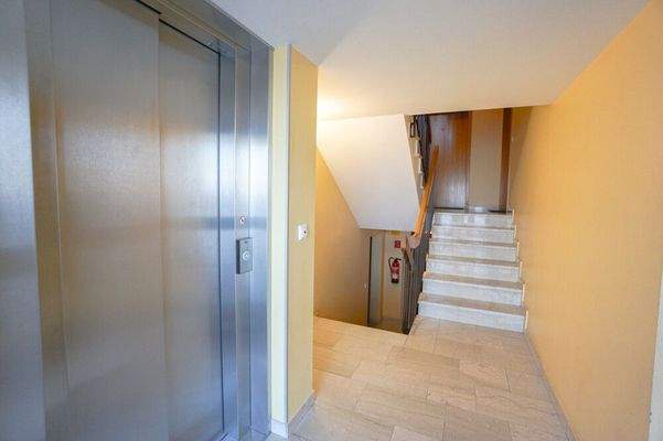 Treppenhaus u. Aufzug