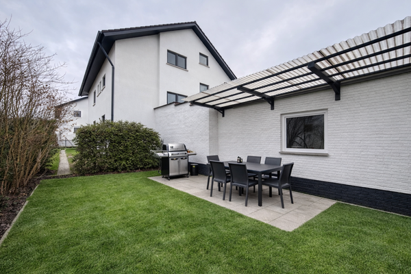 Garten hinter der Garage