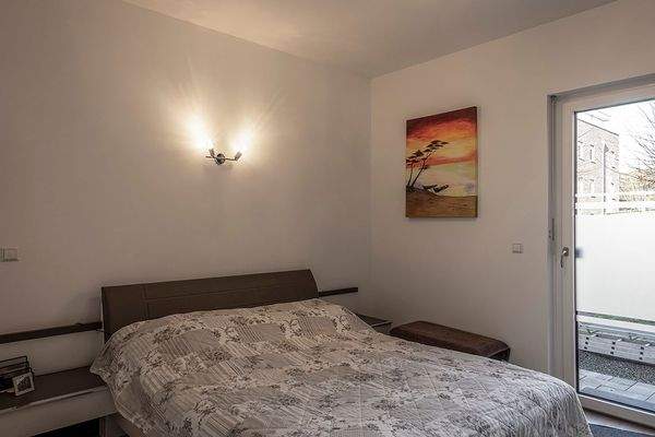 Blick ins Schlafzimmer der Einliegerwohnung.jpg