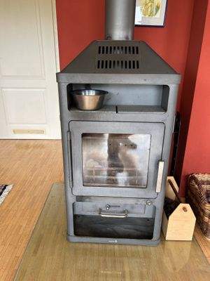 Holzkaminofen im Wohnzimmer