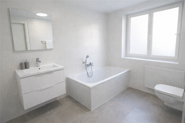 Ihr neues Badezimmer mit Wanne und Dusche