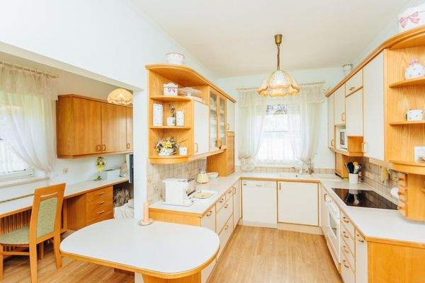 vollausgestattete Küche mit Wirtschaftsraum - EG