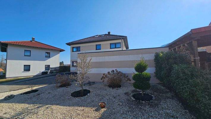 Blick von Straße zum Haus