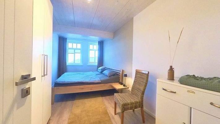 Erholsamer Rückzugsort – das gemütliche Schlafzimmer mit viel Tageslicht