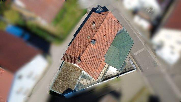 Das Haus von oben - Das Dach erscheint in gutem Zustand