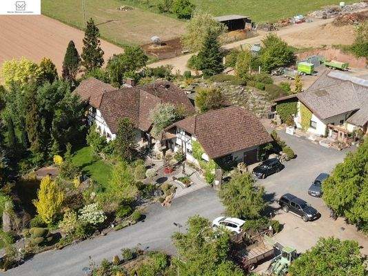 Wohnhaus mit Quelle und Teich