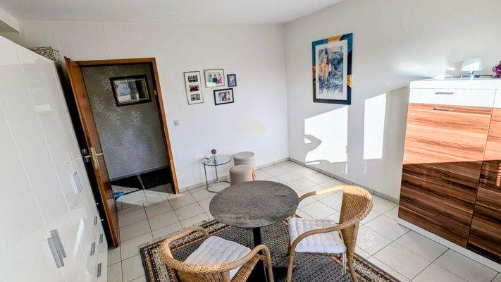 Zusatzzimmer Erdgeschoss mit Blick auf die Zugangstür