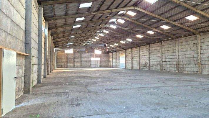 Eine der Hallen mit viel Stellfläche