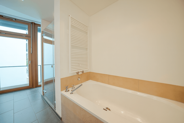 Masterbad mit Wanne und Dusche