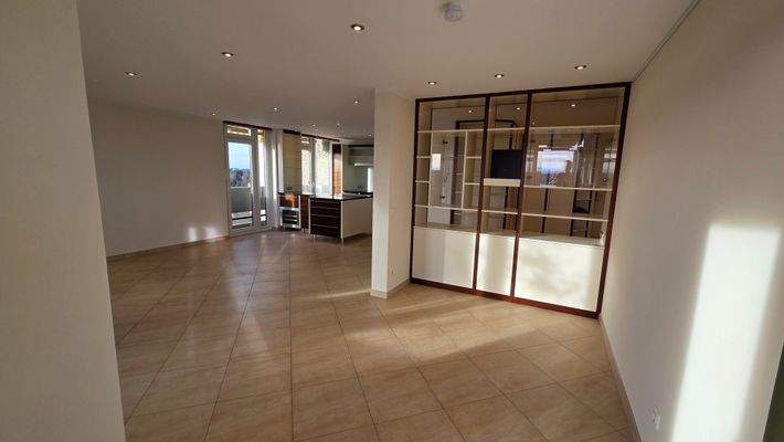 Blick vom Wohnzimmer auf Küche.jpg