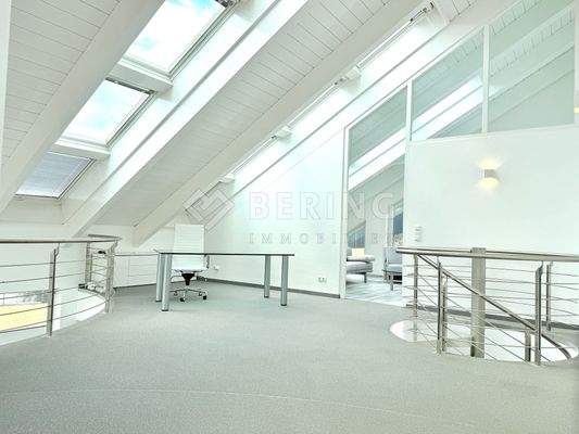 mit Treppe ins Wohnzimmer