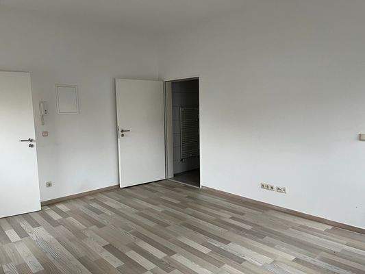 Leeres Zimmer mit Türen